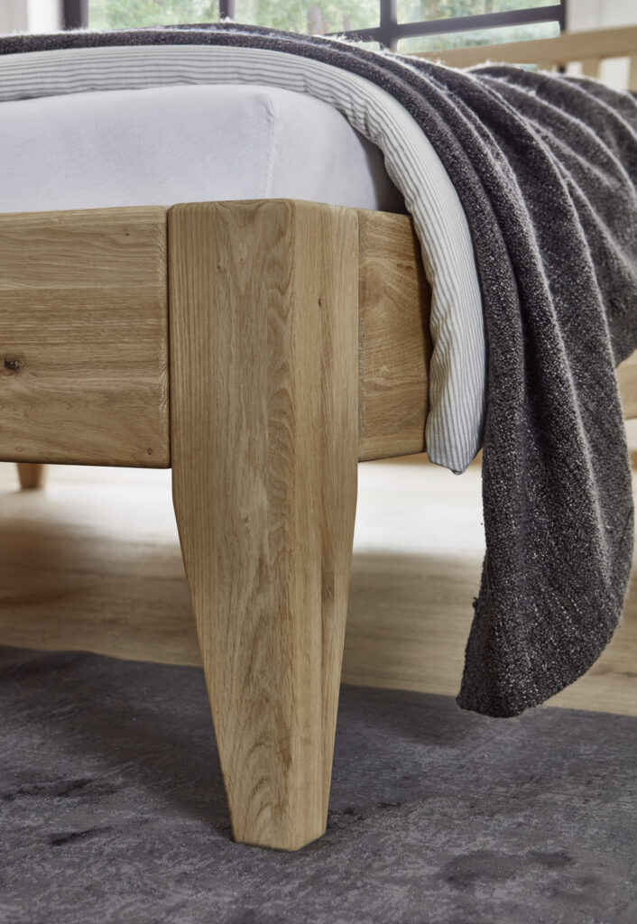 Detaljefoto af sengeben i egetræ