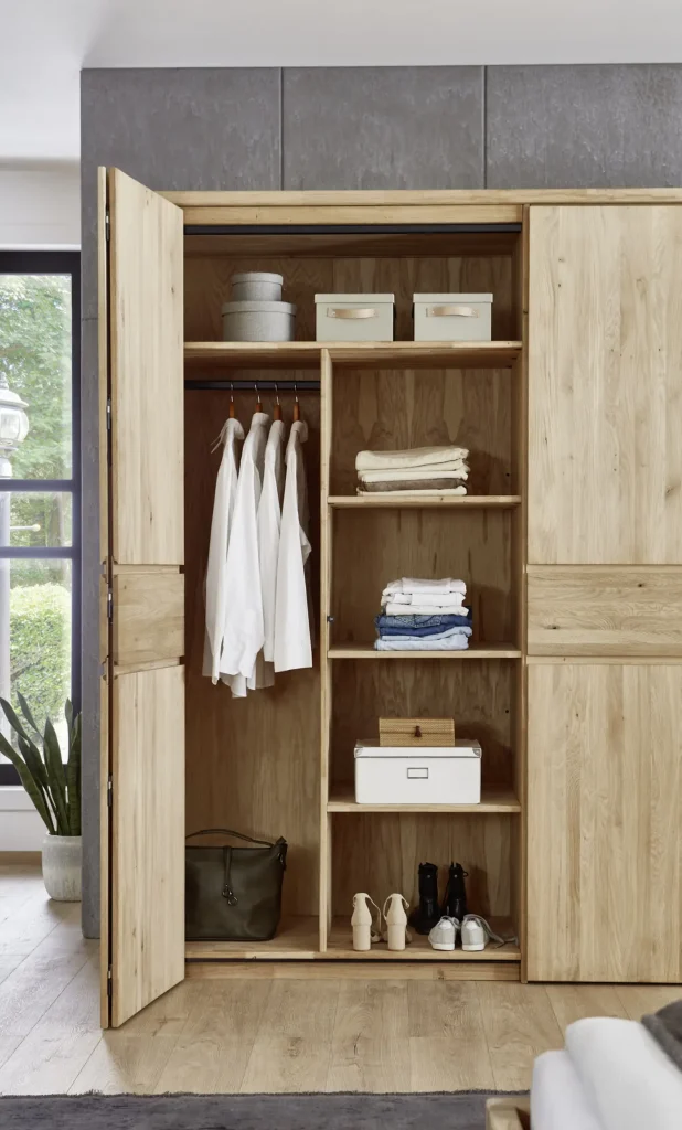 Åbent klædeskab i fyrretræ