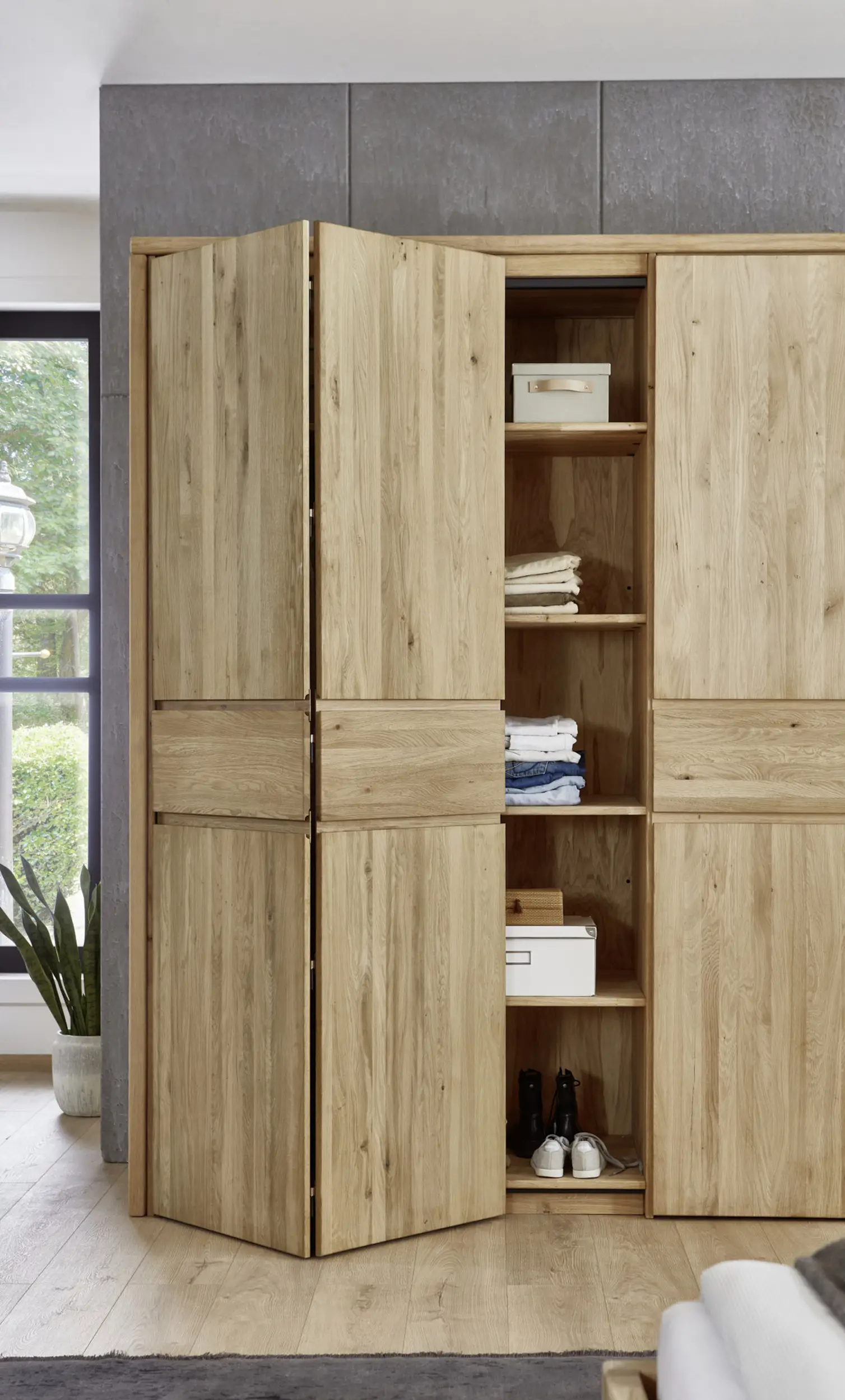 Klædeskab i fyrretræ