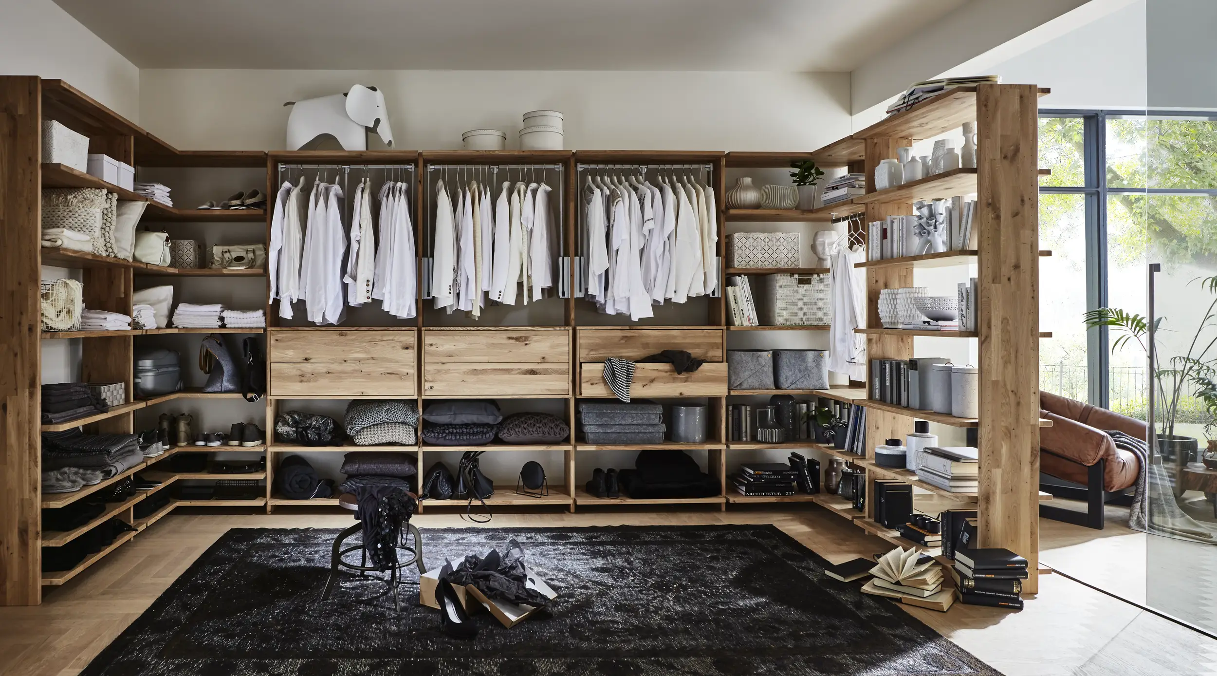 Walk-in klædeskabsløsning i fyrretræ