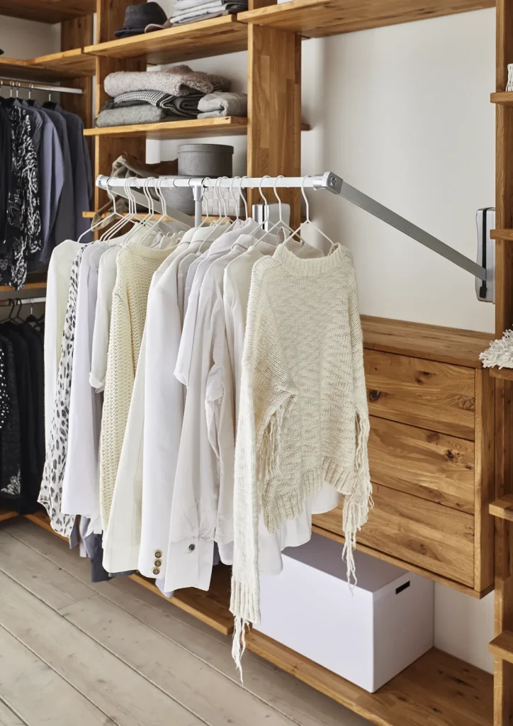 Walk-in garderobe i olieret eg med opbevaringshylder